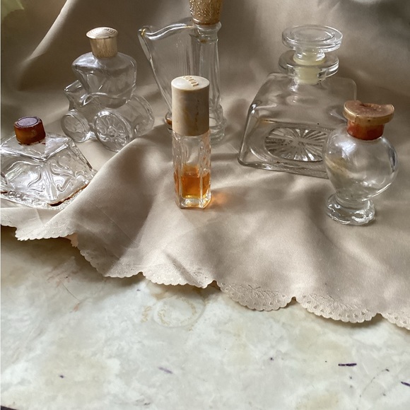 Avon decanters, dog , perfume bottles and xmas bulb decanter. - Picture 2 of 3